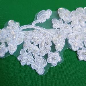 Hófehér csipkés, gyöngyös-flitteres menyasszonyi harisnyakötő, combcsipke