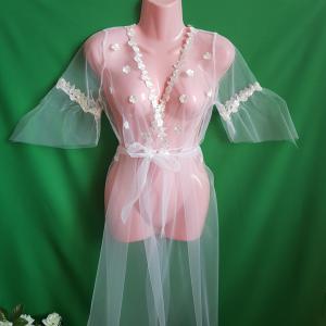 Hófehér, csipkés menyasszonyi tüll köntös uszállyal