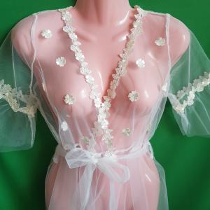 Hófehér, csipkés menyasszonyi tüll köntös uszállyal