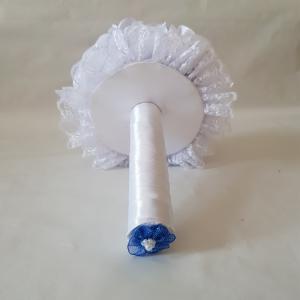 Hófehér-királykék színű strasszköves menyasszonyi örökcsokor