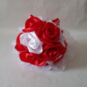 Hófehér-piros színű csipkés menyasszonyi örökcsokor