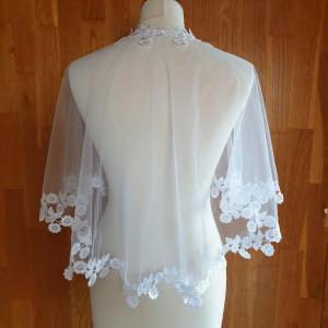 Hófehér színű, csipkés szélű menyasszonyi pelerin, tüll pelerin, válltakaró