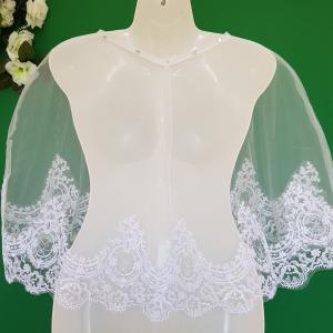 Hófehér színű, csipkés szélű, strasszköves menyasszonyi pelerin, válltakaró