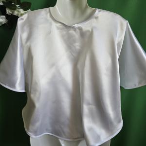 Hófehér színű, szatén szegélyes szatén pelerin, válltakaró