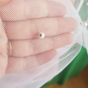 Hófehér színű, szegetlen szélű, gyöngyös menyasszonyi pelerin, tüll pelerin, válltakaró