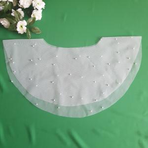 Hófehér színű, szegetlen szélű, gyöngyös menyasszonyi pelerin, tüll pelerin, válltakaró