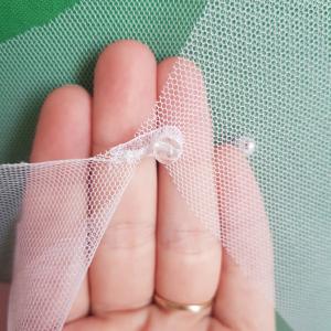 Hófehér színű, szegetlen szélű, gyöngyös menyasszonyi pelerin, tüll pelerin, válltakaró