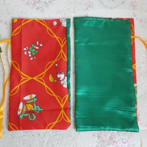 Karácsonyi csengő, hóember, cukorka mintás pamut-szatén mikulás zsák, textil ajándéktasak