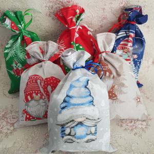 Karácsonyi, manó mintás barna mikulás zsák, textil ajándéktasak
