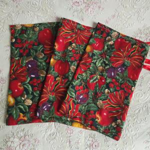 Karácsonyi mintás (masni, dió, fagyal, szilva, alma) mikulás zsák, textil ajándéktasak