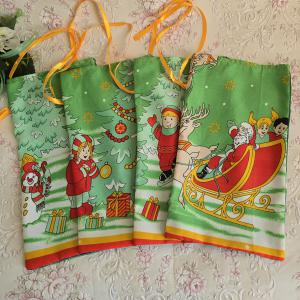 Karácsonyi mintás pamut-szatén mikulás zsák, textil ajándéktasak