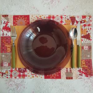 Karácsonyi, piros szegélyű damaszt tányéralátét