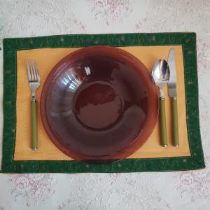 Karácsonyi, zöld szegélyű damaszt tányéralátét