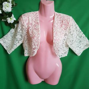 Kb. L-es ekrü színű, rövid ujjú, elasztikus csipke boleró