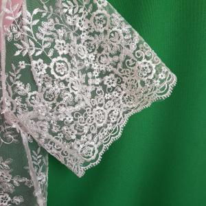 Kb. L-es ekrü színű, rövid ujjú, hímzett csipke boleró