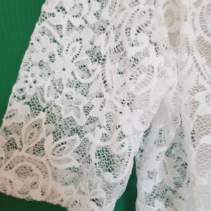 Kb. L-es hófehér színű, rövid ujjú, elasztikus csipke boleró