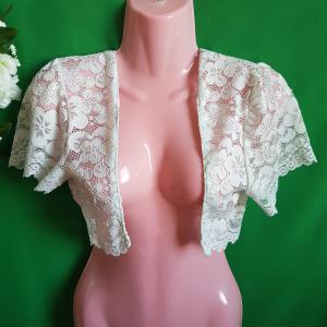 Kb. L-es hófehér színű, rövid ujjú, elasztikus csipke boleró