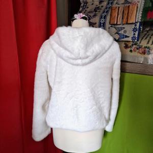 Kb. L-es törtfehér színű menyasszonyi szőrme boleró, kapucnis kiskabát strasszköves gombbal