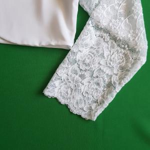 Kb. M-es hófehér színű, csipkés ujjú, menyasszonyi boleró