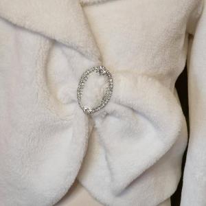 Kb. M-es hófehér színű menyasszonyi szőrme boleró, alkalmi kiskabát, blézer strasszköves csattal