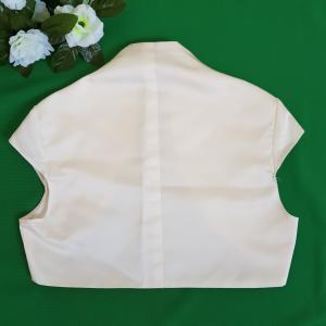 Kb. S-es ekrü színű, repülő vállas szatén boleró, kiskabát