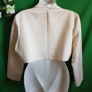 Kb. XL-es gyöngyözött csipkés, ekrü-fehér színű, menyasszonyi selyem boleró