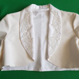 Kb. XL-es gyöngyözött csipkés, ekrü-fehér színű, menyasszonyi selyem boleró