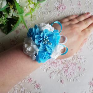 Kék-fehér színű rózsás, gyöngyös csuklódísz