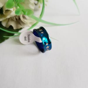 Kék színű, csillag mintás, homorított gyűrű