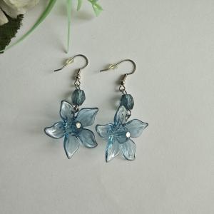 Kék színű virágos, gyöngyös fülbevaló