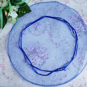 Királykék színű, kör alakú, csillogó organza dísztasak, ajándék tasak