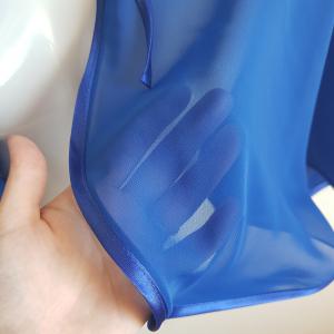 Királykék színű, szatén szegélyes muszlin pelerin, válltakaró