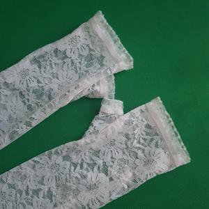 Könyékig érő hófehér színű egyujjas, fodros menyasszonyi csipke kesztyű