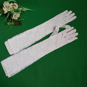Könyékig érő hófehér színű menyasszonyi csipke kesztyű