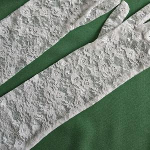 Könyékig érő hófehér színű menyasszonyi csipke kesztyű