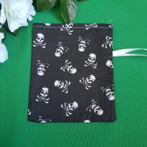 Koponya mintás kisméretű zsák, textil ajándéktasak