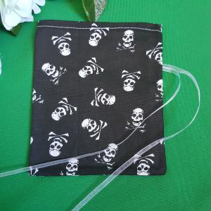 Koponya mintás kisméretű zsák, textil ajándéktasak