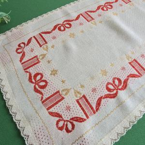 Krém színű, csillogós csillag, piros gyertya-masni mintás karácsonyi asztalközép, asztali futó, terítő