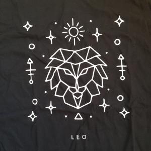 L-es fekete alapon oroszlán mintás, horoszkópos rövid ujjú póló