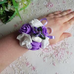 Lila-fehér színű rózsás, gyöngyös csuklódísz