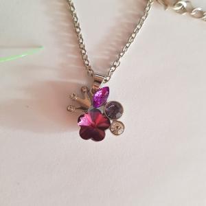 Lila strasszköves virágos, korona medálos nyaklánc