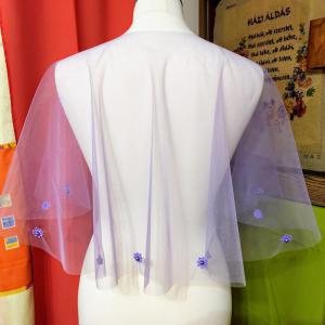 Lila színű, gyöngyös, csipke díszes tüll pelerin, válltakaró