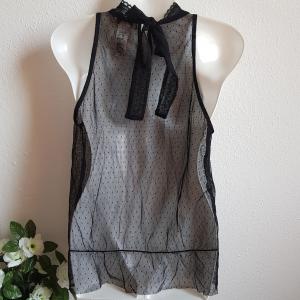 M-es fekete színű, fodros, pöttyös ujjatlan blúz, felső