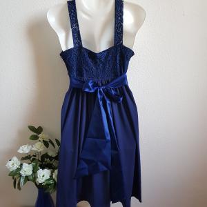 M-es sötétkék csipkés alkalmi ruha boleróval, szatén övvel