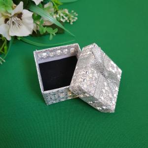 Masni díszes, csillogó ezüst színű gyűrűtartó ékszerdoboz