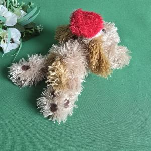 Mikulás sapkás plüss kutya