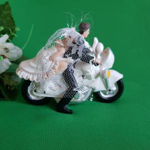 Motorozó nászpár esküvői tortadísz figura