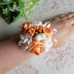 Narancs-fehér színű rózsás, gyöngyös csuklódísz