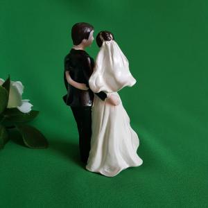 Ölelkező nászpár esküvői tortadísz figura