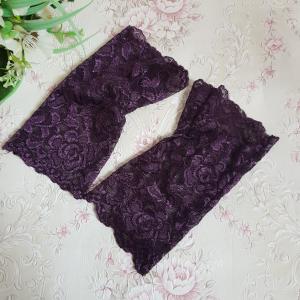 Padlizsánlila színű, egyujjas alkalmi csipke kesztyű